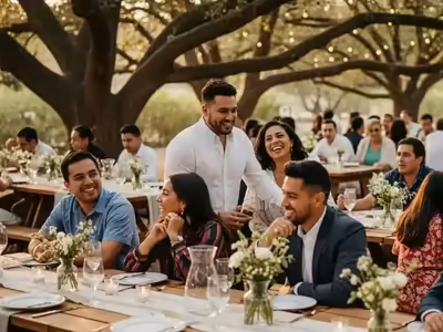 Mesas picnic montadas para una boda de jardín bajo los árboles