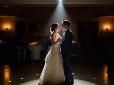 Seguidor de luz sobre una pareja durante el primer baile