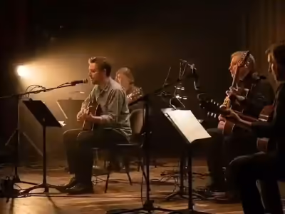 Seguidor de luz iluminando a los músicos en un evento corporativo
