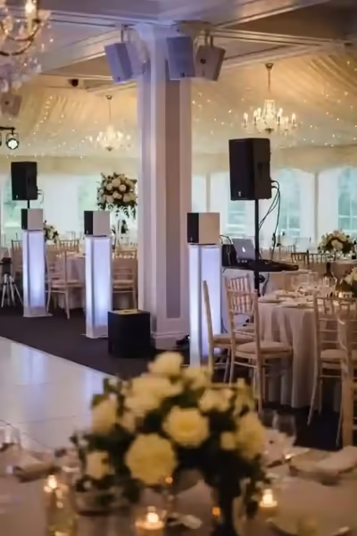 Equipo de audio montado para una boda