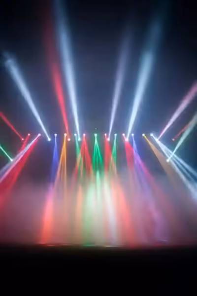 Máquina de humo iluminada por haces de luz