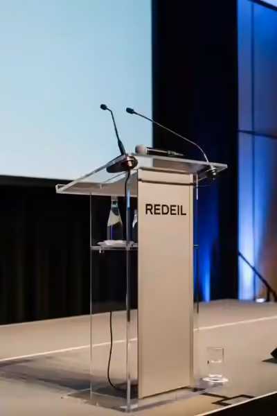 Pódium montado para un evento corporativo