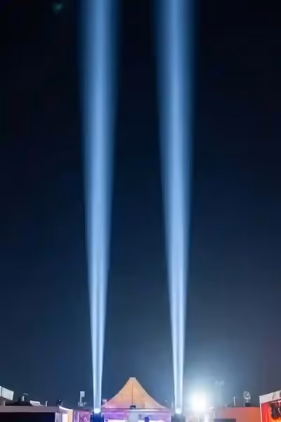 Sky tracker proyectando un haz de luz al cielo