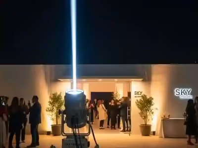 Equipo de sky tracker montado sobre trípode frente a un local