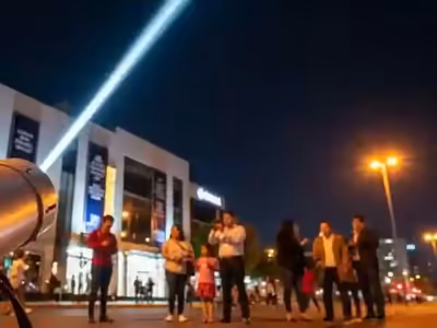 Haz de luz de sky tracker sobre una plaza con público