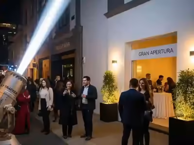 Sky tracker encendido en la inauguración de un local comercial