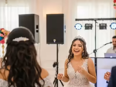 Bocinas montadas junto a la pista durante una fiesta de XV años