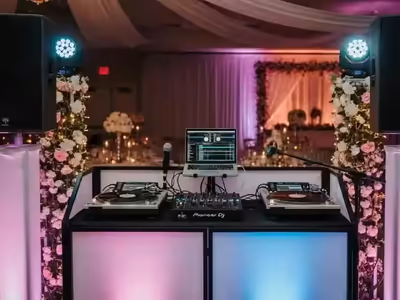 Cabina de DJ con bocinas e iluminación en un salón de XV años