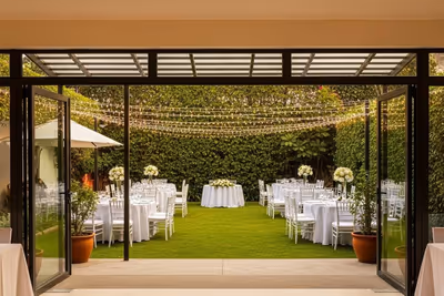 Foro para eventos con iluminación y escenario