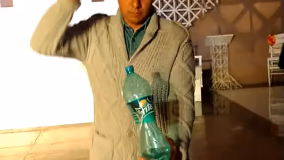 Salón de eventos sencillo montado con mesas y sillas