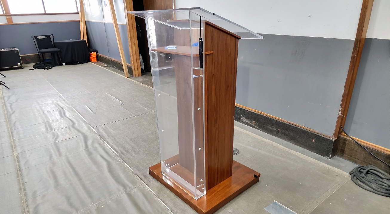 renta de podium de madera con acrilico