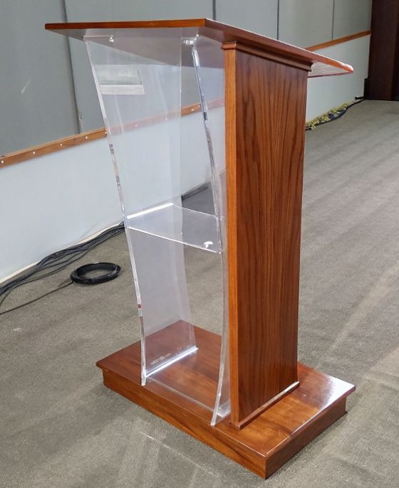 renta de podium de madera con acrilico