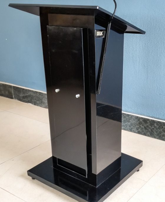 renta de podium de acrilico negro