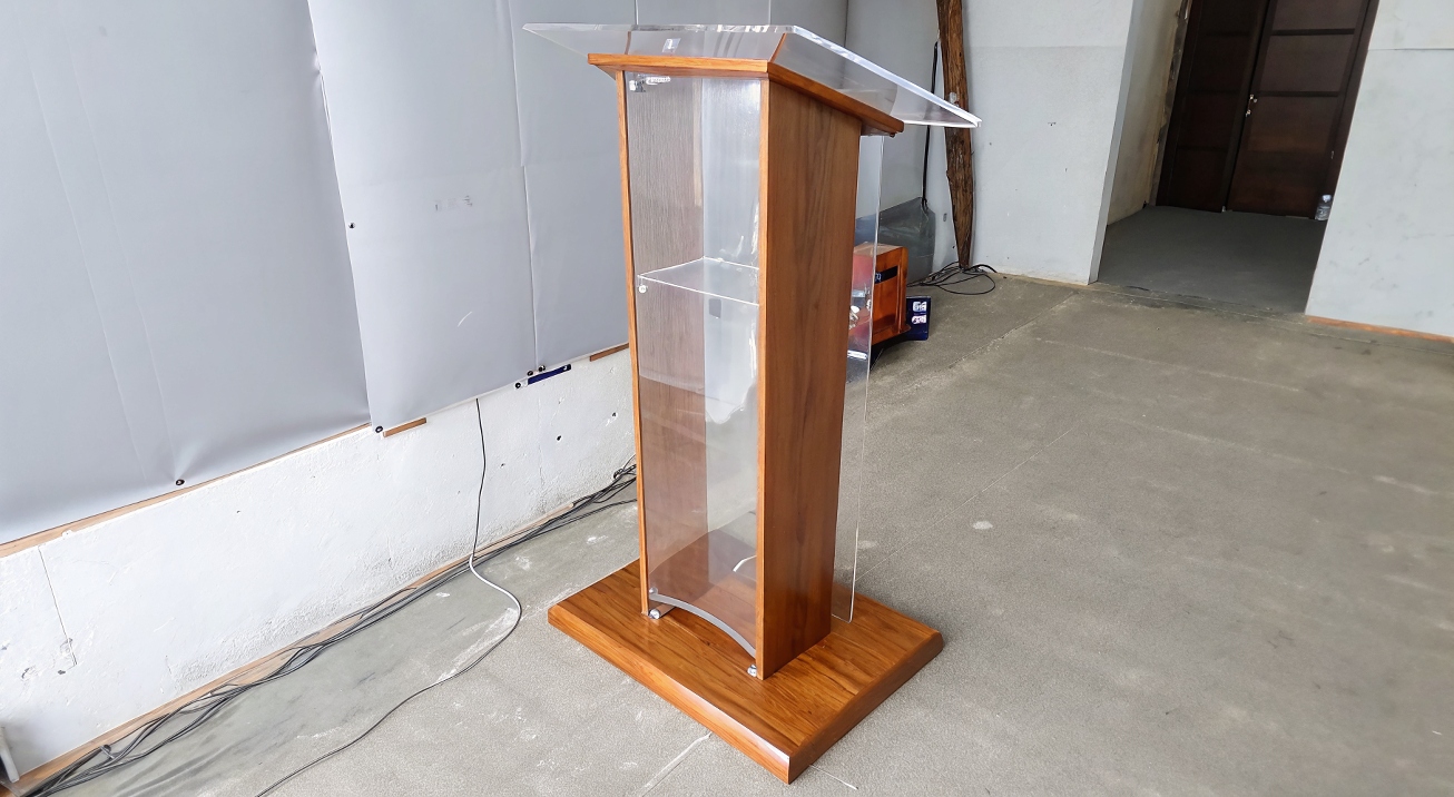 renta de podium de madera con acrilico